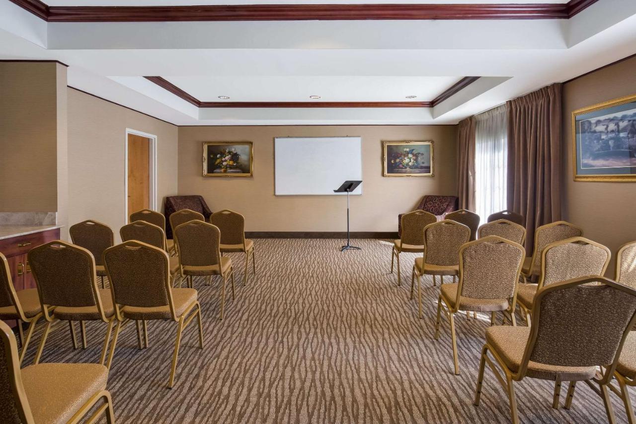 Comfort Suites Near University North Brunswick Εξωτερικό φωτογραφία